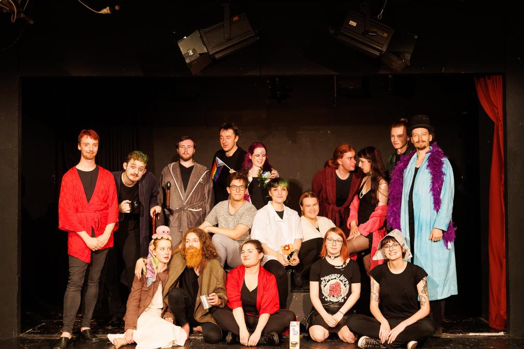 Der Cast nach erfolgreicher Dernière